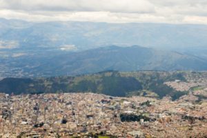 Vista aérea de la ciudad de Quito, Ecuador, donde se celebró la conferencia ONU-Hábitat III en octubre de 2016 (Secretaría de Hábitat III).
